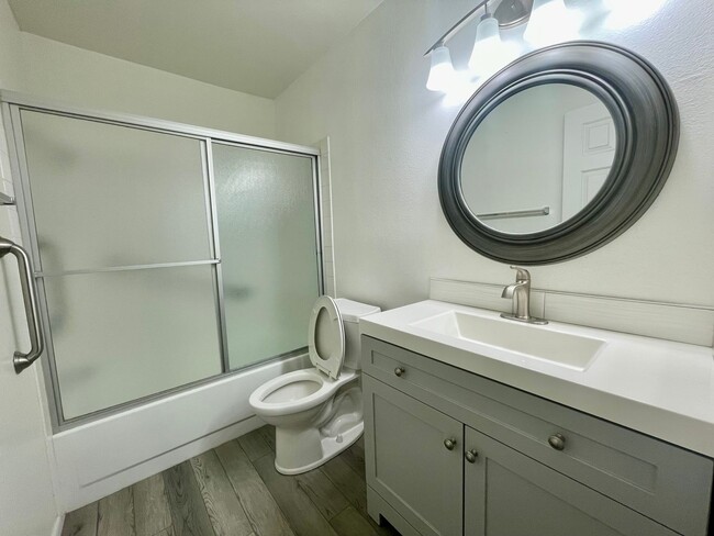 Building Photo - Beautiful 2 Bedroom, 2 Bath Single Story Home