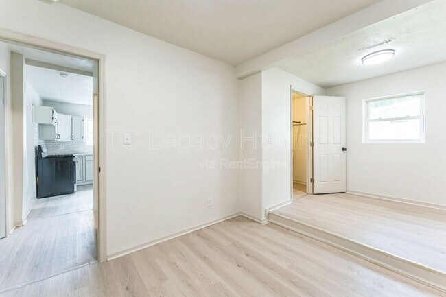 Building Photo - 415 Simpson Ave