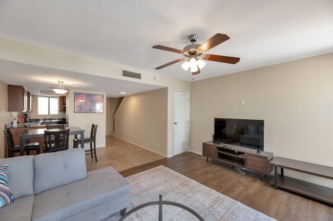 Building Photo - Charming 2-bedroom, 2.5-bathroom condo with a garage in Scottsdale, AZ