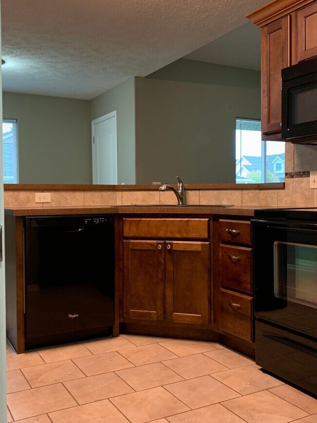 Building Photo - Spacious 3 bedroom/ 3 bath ranch townhome