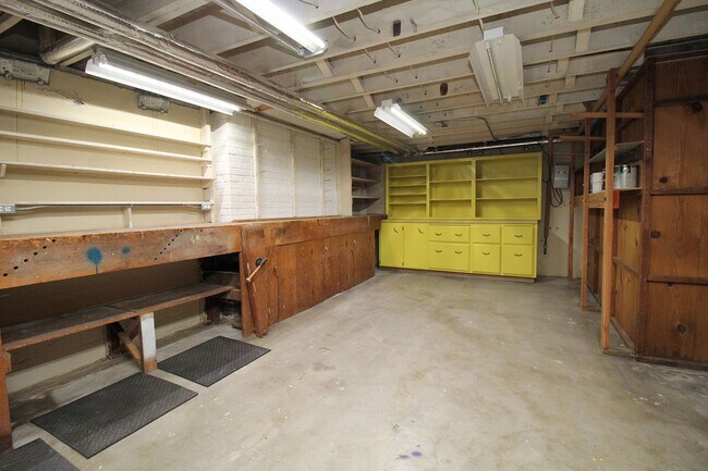 Building Photo - 803 NE Laurelhurst Pl