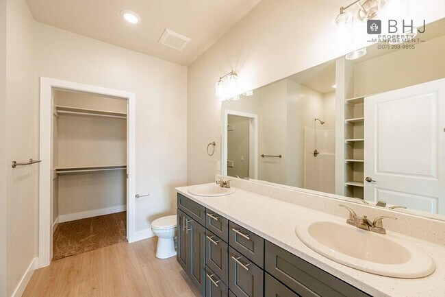 Building Photo - BRAND NEW 2 bed/  2 bath Do Friendly Twin ...