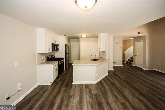 Building Photo - 121 Stoneforest Dr