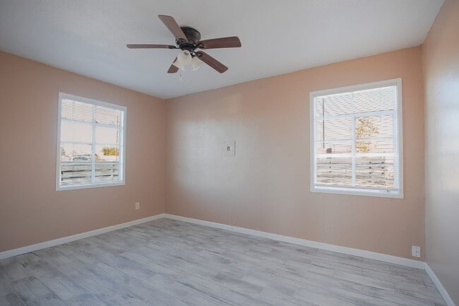 Building Photo - Cute 3 bedroom, 1 Bath Home on a large corner lot