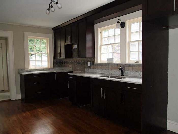 Beautiful open kitchen with granite countertops, full walk-in pantry and lots of cabinet space. - 1733 Melrose Dr SW