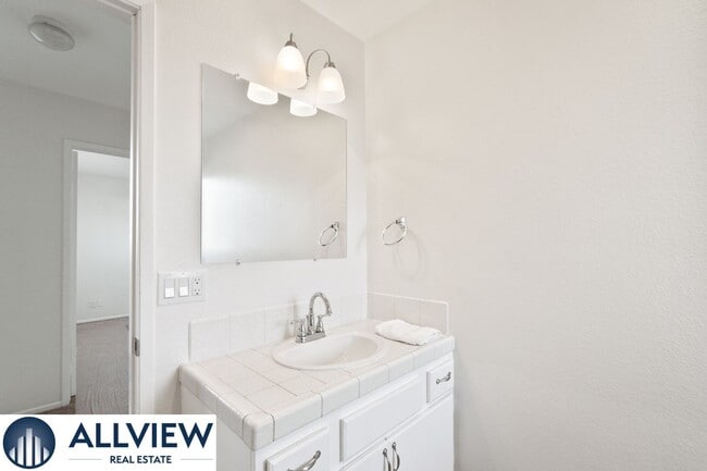 Building Photo - Gorgeous, updated 3 bed, 2 bath home in th...