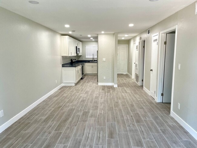 Building Photo - Fully Remodeled 2bedroom near downtown