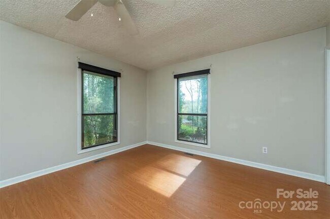 Building Photo - 411 Holly Hill Dr