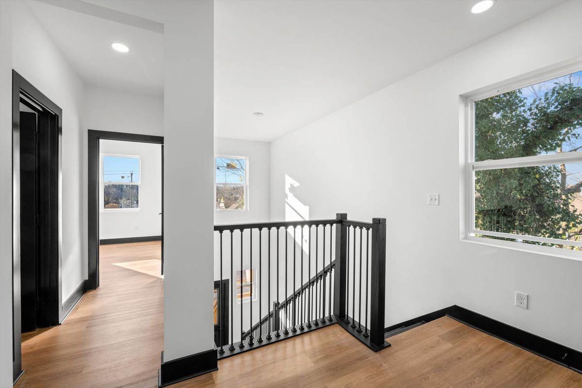 Building Photo - 2343 Parkview Ave