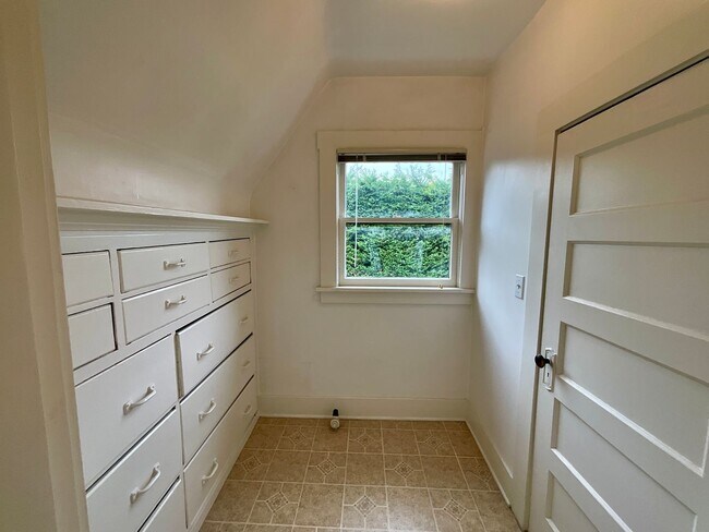 Building Photo - $500 Move In Special - Beautiful 3-bedroom...