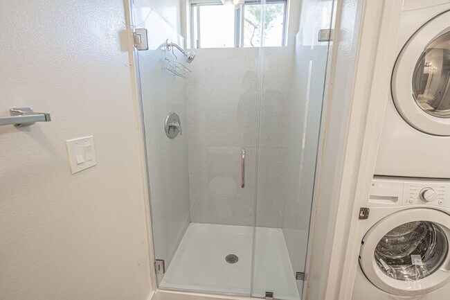 Building Photo - Fully Remodeled 2 Bedroom Condo for Rent in Valencia!