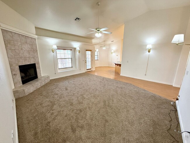 Building Photo - Spacious 3 Bedroom Home in Kingman Foothil...