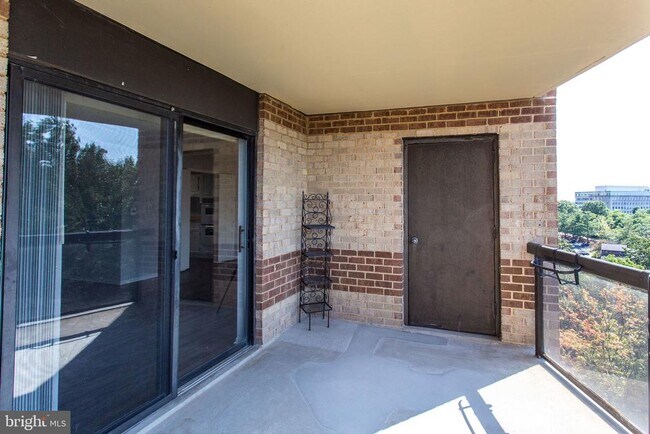 Building Photo - 8370 Greensboro Dr
