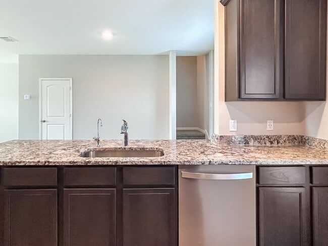Building Photo - Beautifully Refreshed 3-Bedroom Home in De...