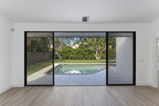 Building Photo - 150 Lucina Dr