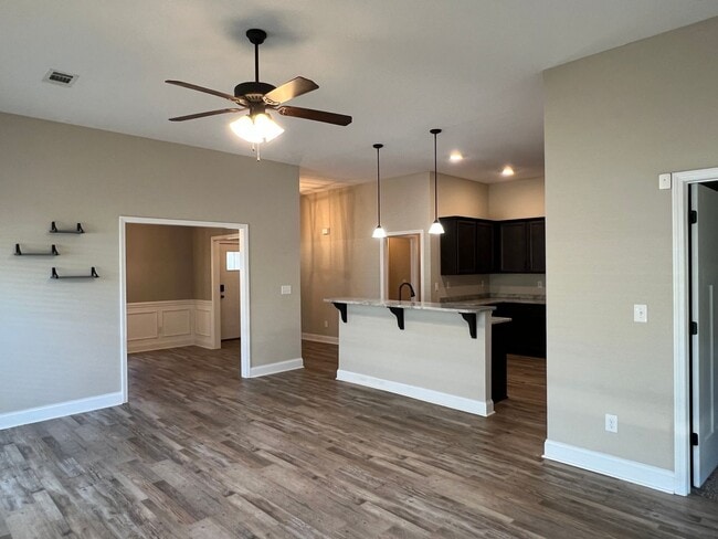 Building Photo - Beautiful Home that looks Brand New / First Full Month's Rent FREE with a 13 Month Lease!!