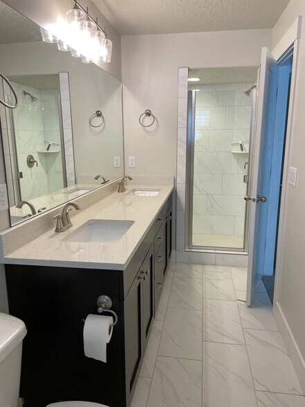 Master Bath - 951 W Shadow Brook Ln