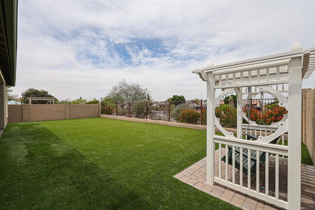 Building Photo - 1424 E Pedro Rd