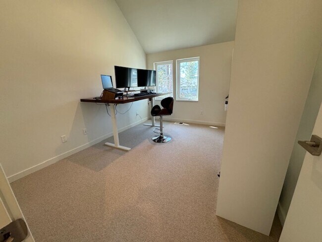 Building Photo - Gorgeous new home in Discovery West