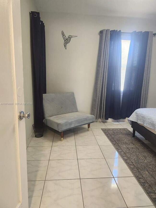 Building Photo - 11220 NE 11th Pl