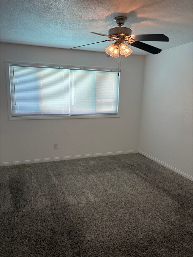 Building Photo - 1118 Zircon St