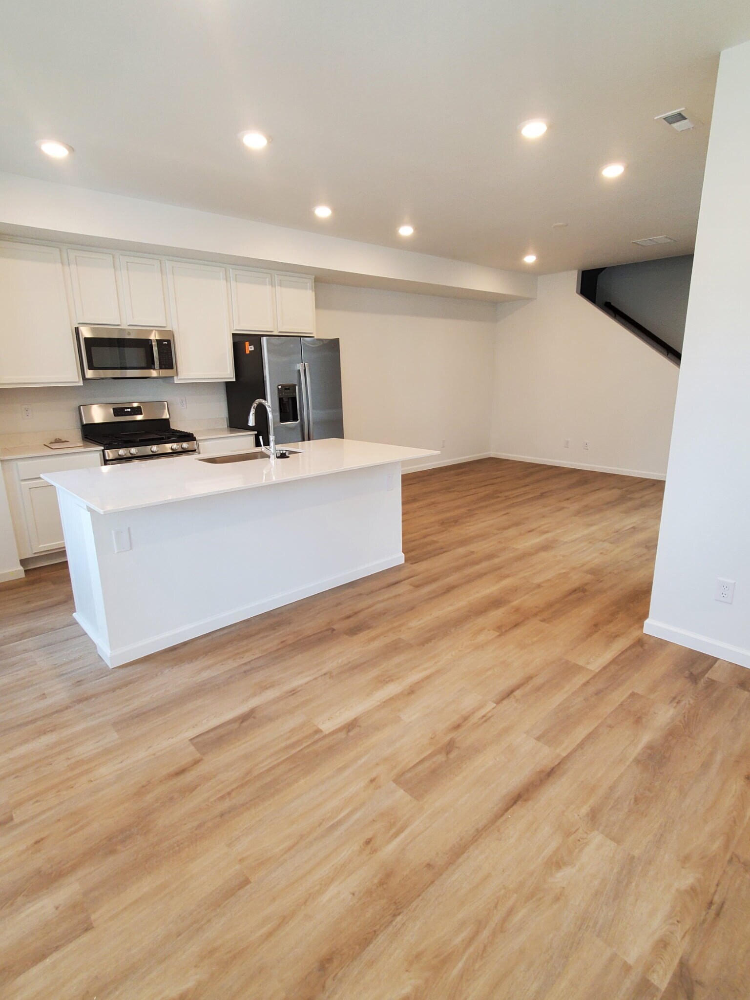 Building Photo - 2435 Vanhoutte Vw