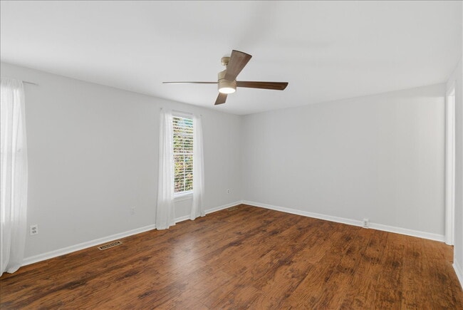 Building Photo - Updated 3BR / 2.5BA Townhome in Summit Chase – Over 1,900 Sq Ft with Deck & Fenced Patio!