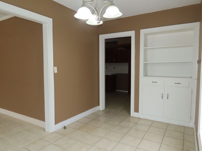 Building Photo - Quaint West Side  3 bedroom 2 Bath Home!
