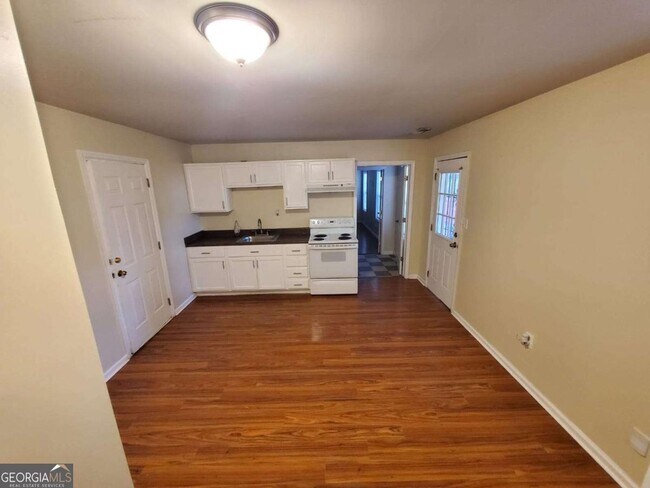 Building Photo - 5450 Twin Lakes Dr