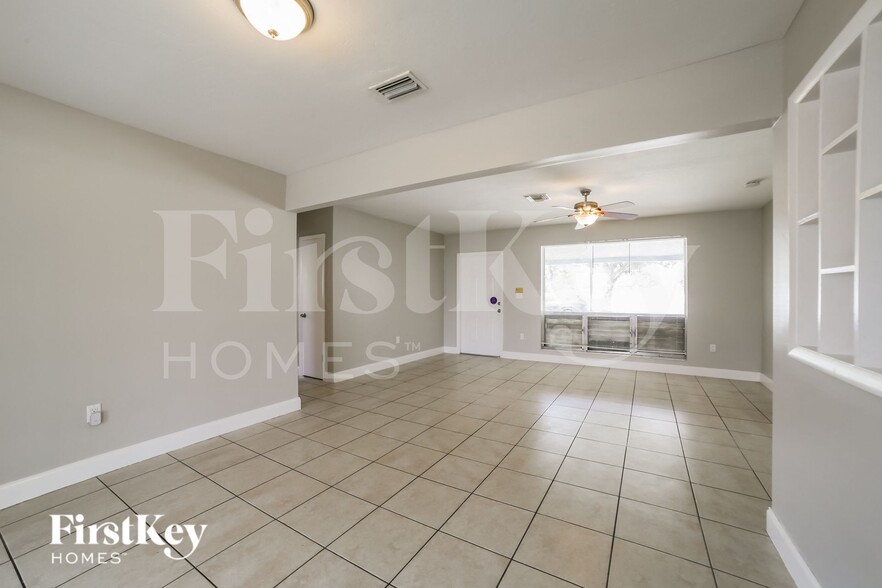 Building Photo - 2807 Utopia Dr