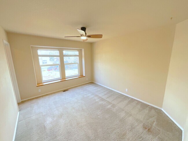 Building Photo - 5 Bedroom Home Available Near Rangewood Dr & Vickers Dr!