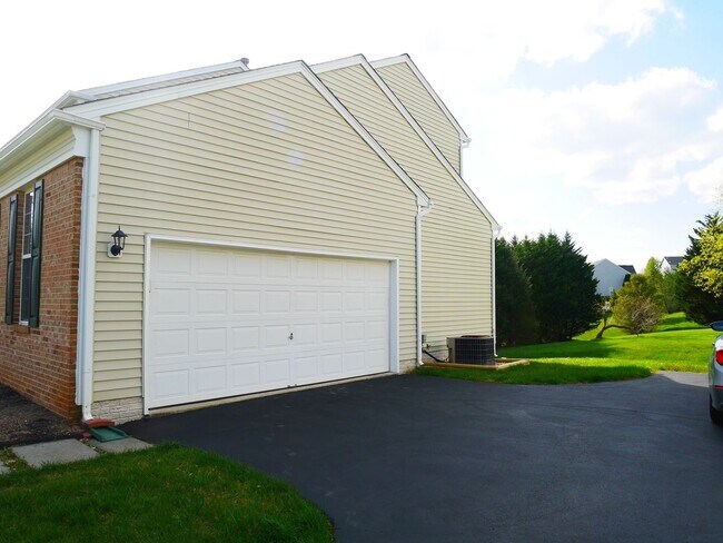 Building Photo - 5 Bedroom 2.5 Bathroom Home- Located in Fi...