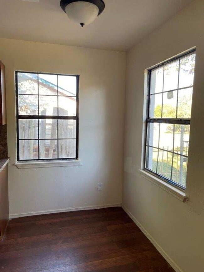 Building Photo - cute 2 bed 1 bath, fenced yard, small pet ok with deposit.