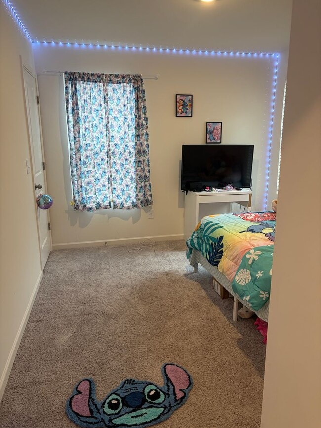 Building Photo - End-Unit Townhouse