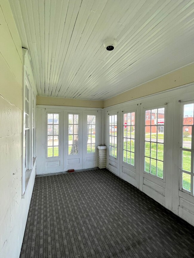 Building Photo - Multi Family Home 3 Bedroom and 1 Bath For Rent - Coming Soon