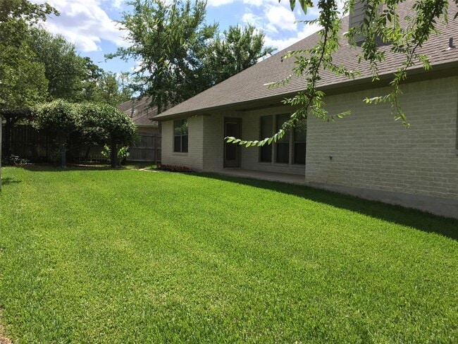 Building Photo - 304 Candle Stone Ct