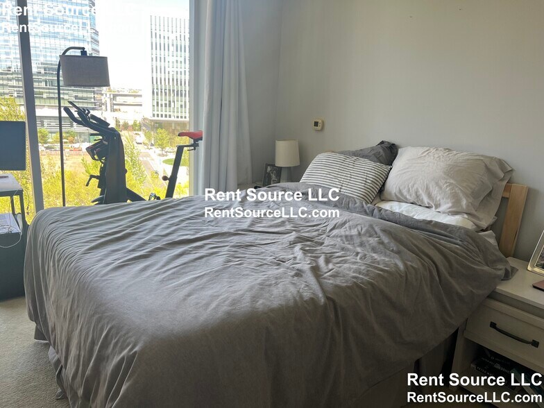 Building Photo - 2 Earhart St