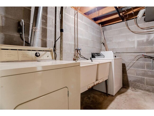 Building Photo - 821 Weeks Ave SE