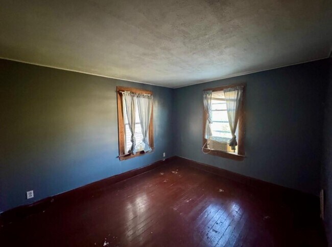 Building Photo - 409 Rowland St