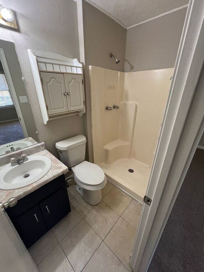 Building Photo - Ready to view now finally a 2 bedroom 1.5 ...