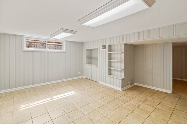 Building Photo - 334 Russet Ln