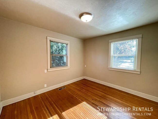 Building Photo - 5 Bd Close to Campus!