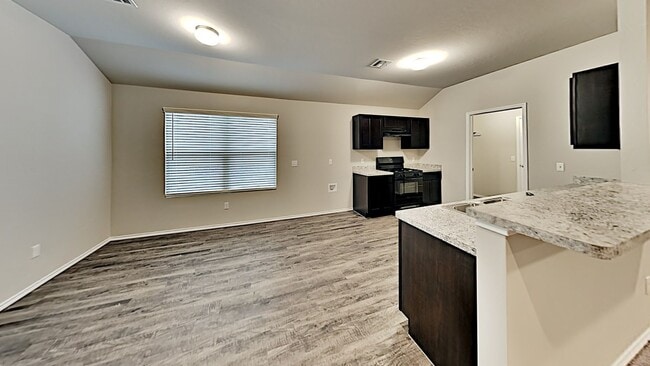 Building Photo - Very nice 3 Bedroom 2 Bath Home in Yukon S...
