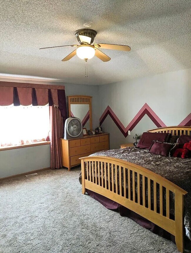 Building Photo - Spacious 4bed 3.5bath Single Family Home in Shakopee.  Featuring an in-home Theater