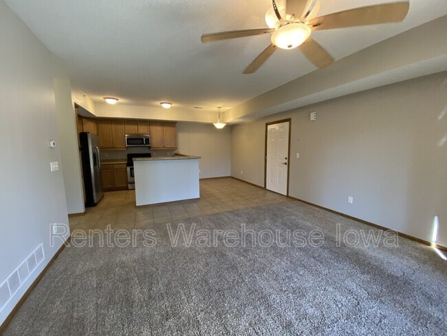Building Photo - 2000 Meadow Ct