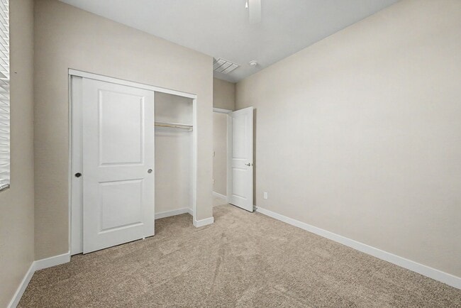 Building Photo - 4 bedroom 1 Story Home