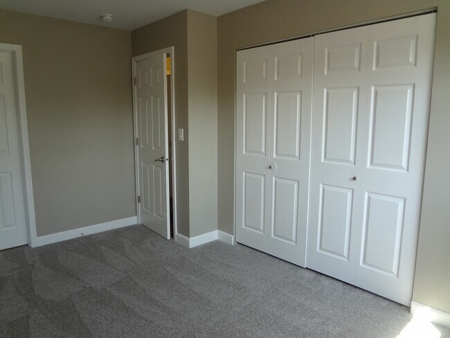 Building Photo - 1315 Exeter Ct