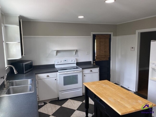 Building Photo - 2740 Northwoods Dr S