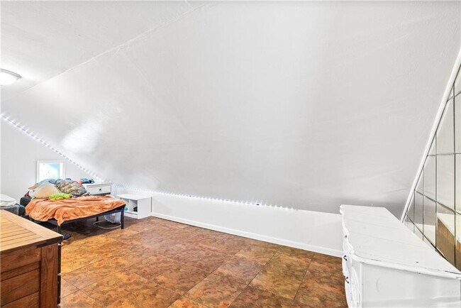 Building Photo - 607 E 11th St