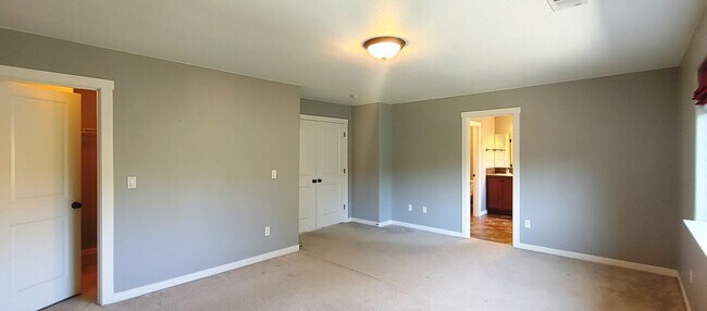 Building Photo - Beautiful Bull Mountain 4 Bedroom 2 1/2 Bath Home Just a Block from the Community Pool and Park!